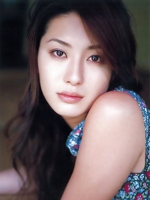 Steamy gravure idol is incredibly sexy in her black bikini